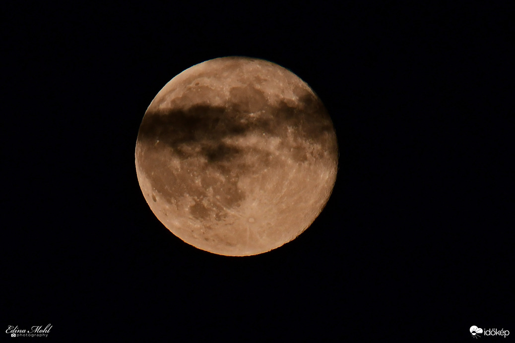 Felhők közt bújkáló Telihold (Hunter Moon) 