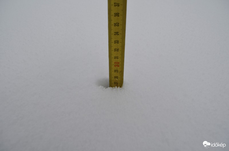 27 cm-nél tart a hóvastagság!