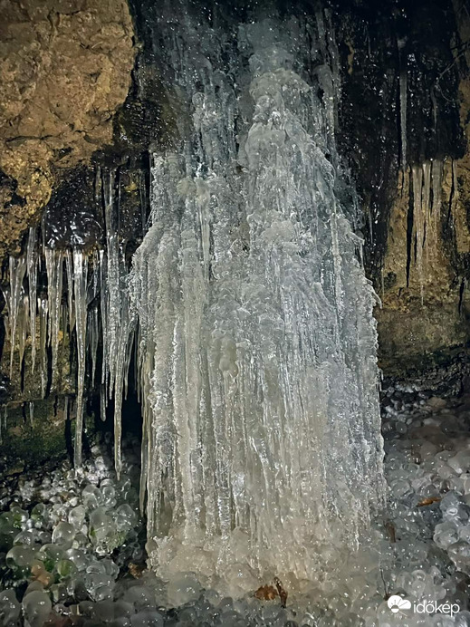 Befagyott vízesés a Mátrában 