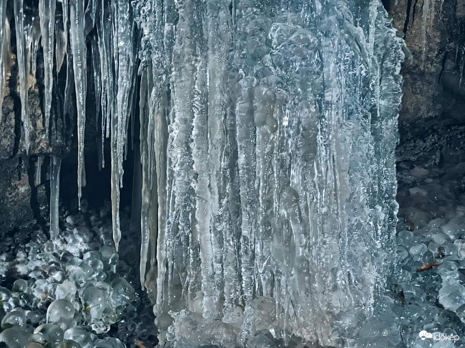 Befagyott vízesés a Mátrában 