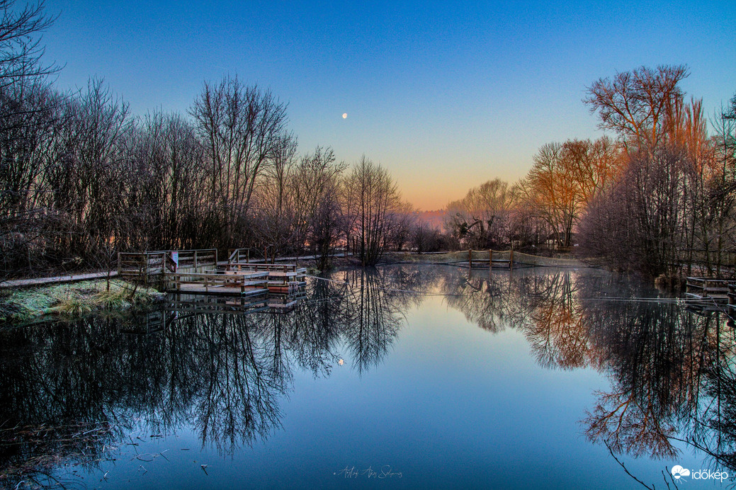 Még fent van a hold