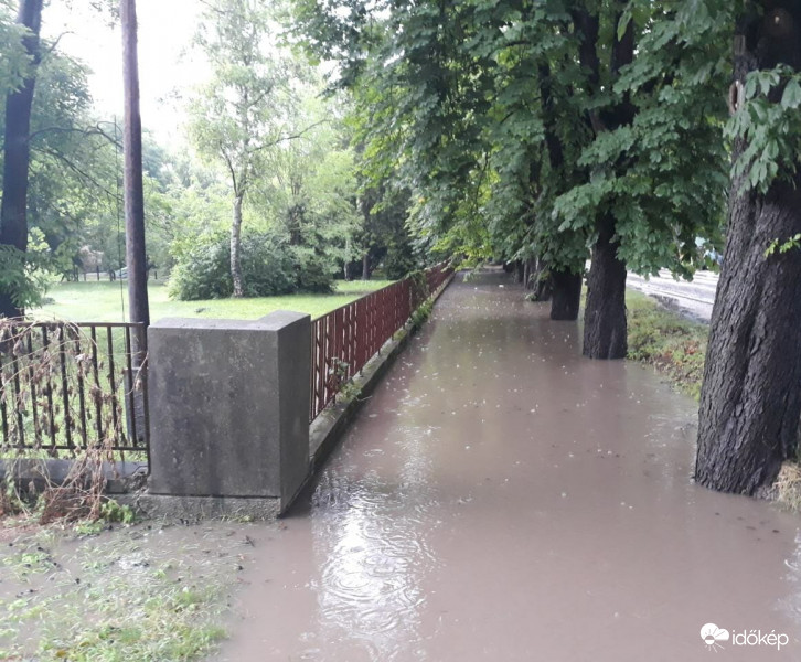 Nem bírták a csatornák a délutáni vihart Tatán