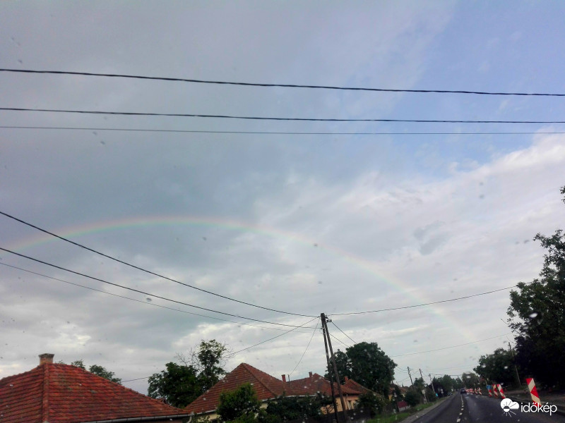 Íves szivárvány