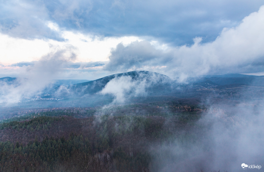 Látkép a salgói várból.