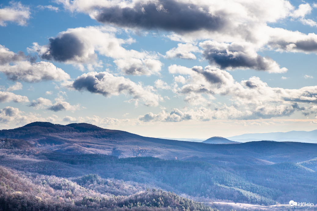 Látkép a salgói várból.