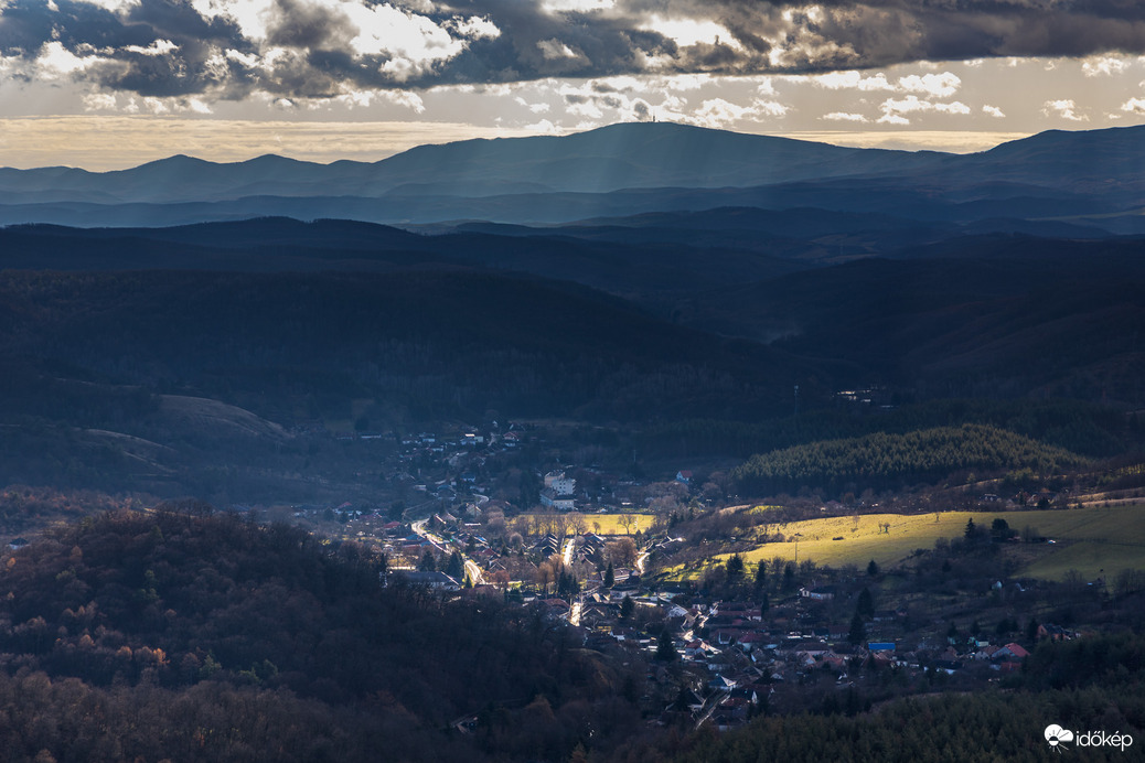 Látkép a salgói várból.
