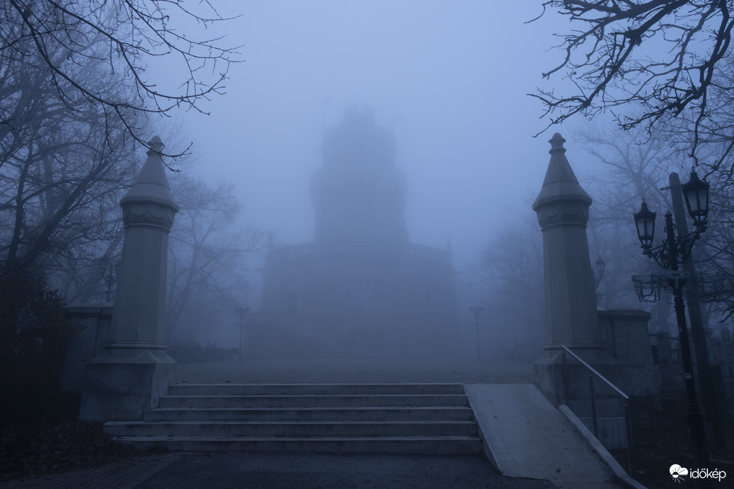 Erzsébet kilátó ködben