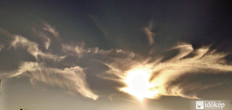 cirrus takarásában a nap