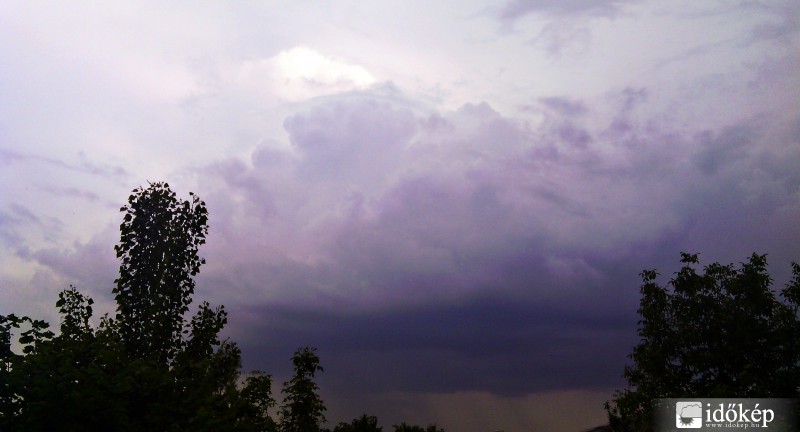 valami megint közelít