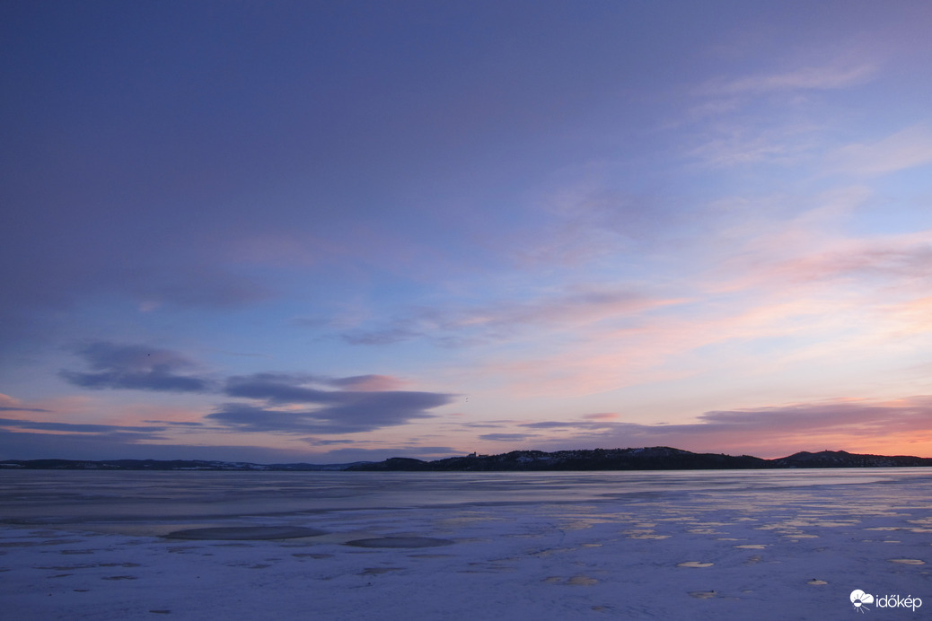 Színes felhők a jeges Balaton fölött-1