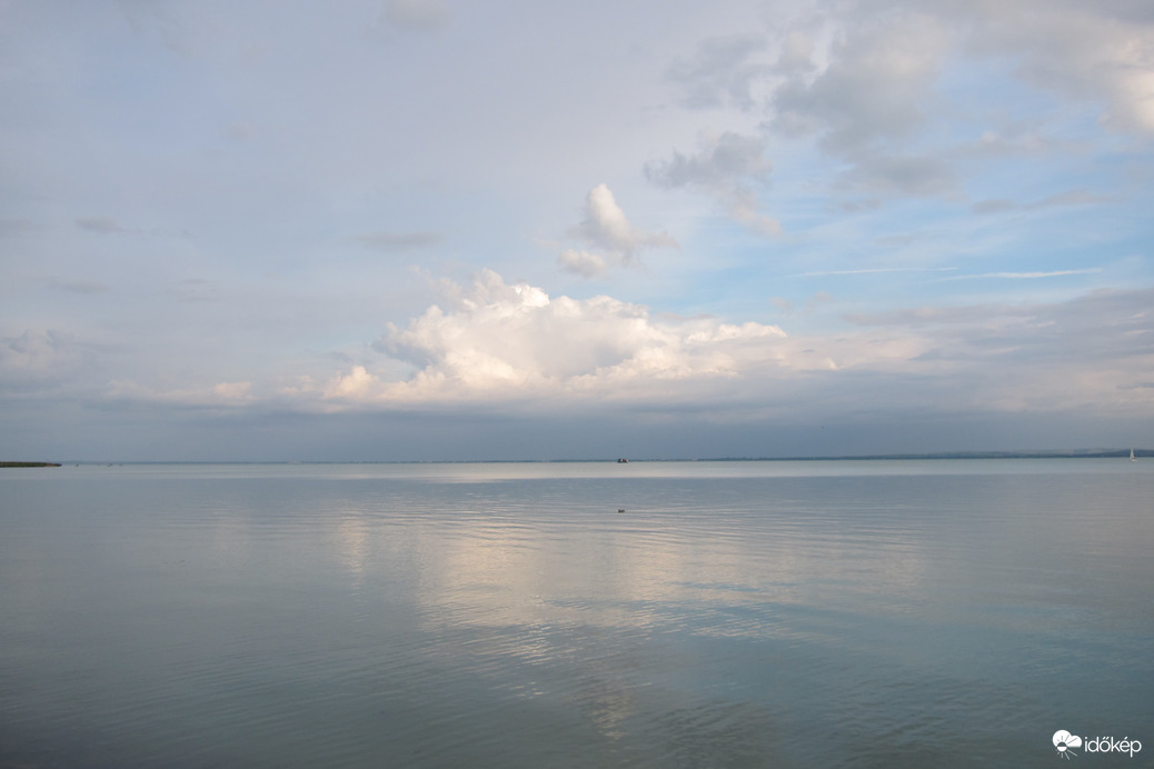 Felhők tükröződése Balatonfüreden-1