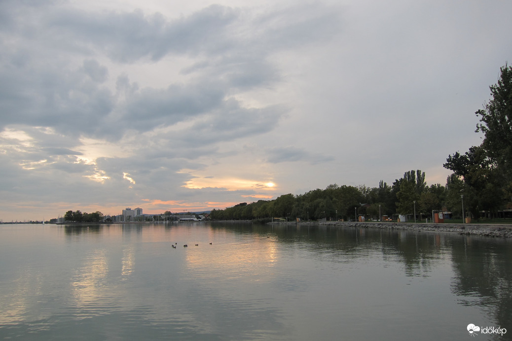 Felhők tükröződése Balatonfüreden-2