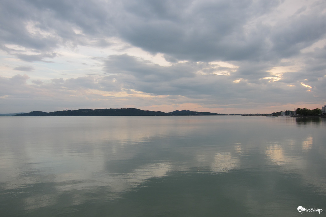 Felhők tükröződése Balatonfüreden-3