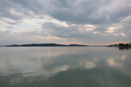 Felhők tükröződése Balatonfüreden-3