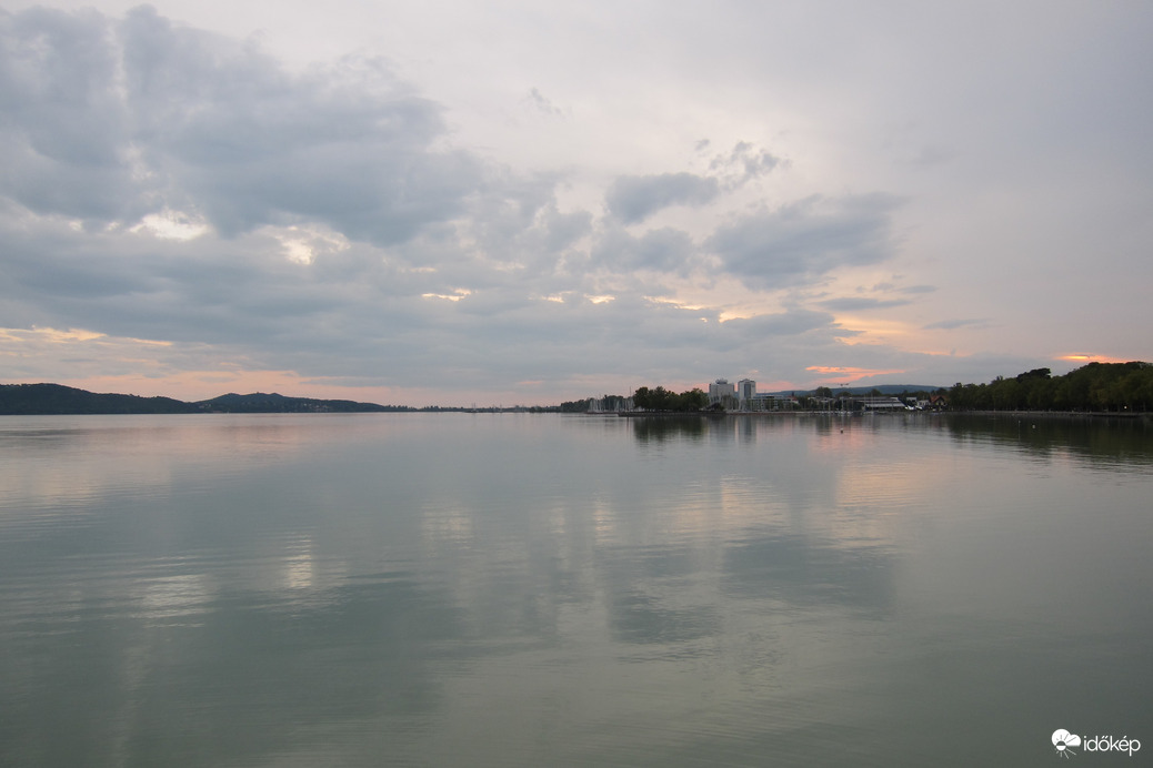 Felhők tükröződése Balatonfüreden-4