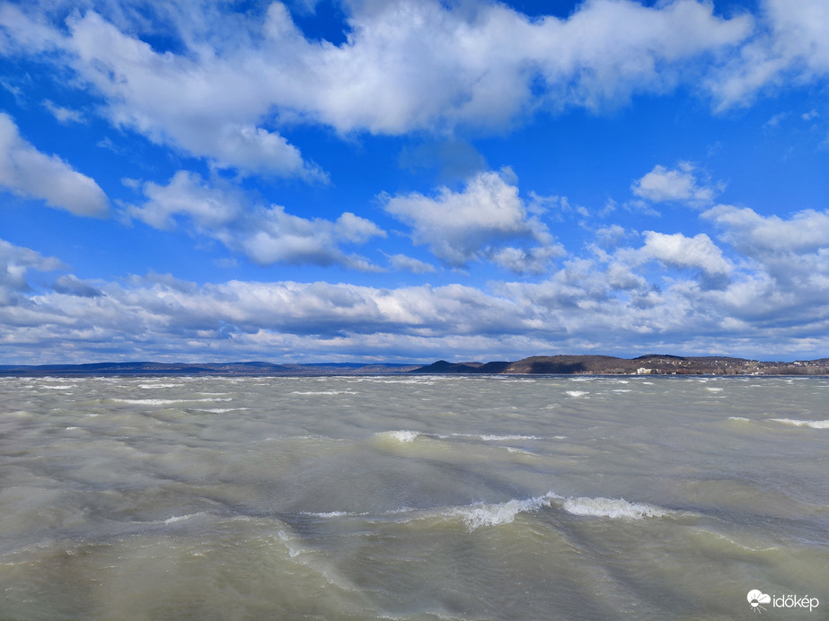 Fehér hullámtarajok 