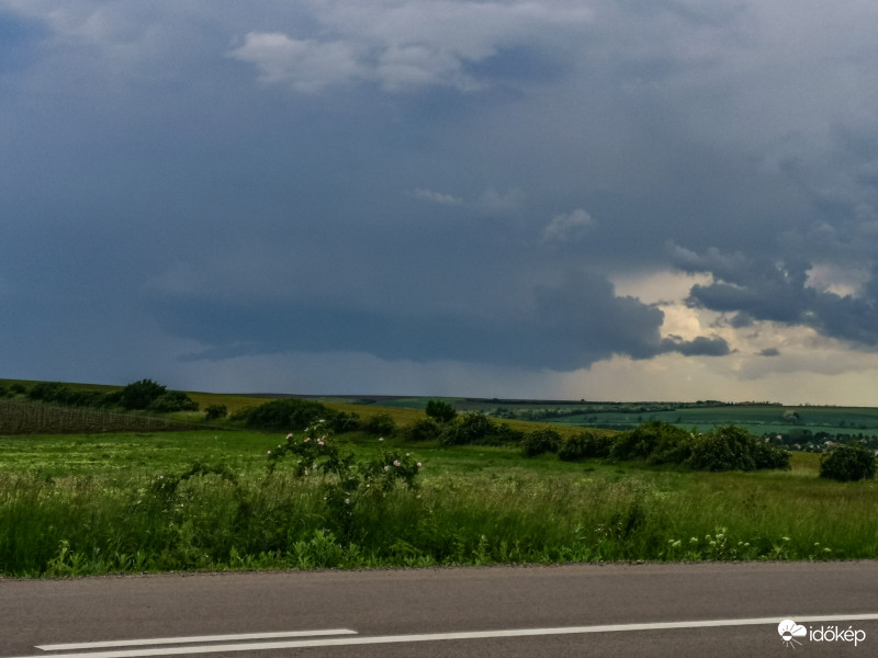 Egy kisebb peremfelhő is kialakult. 