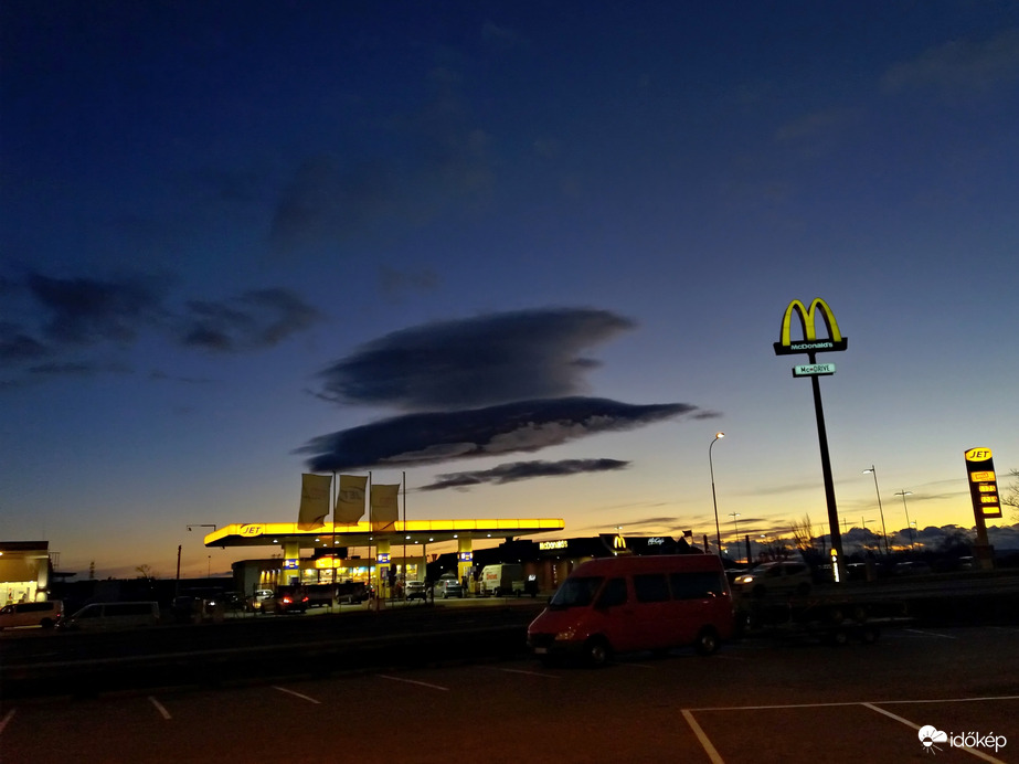 UFO a benzinkútnál