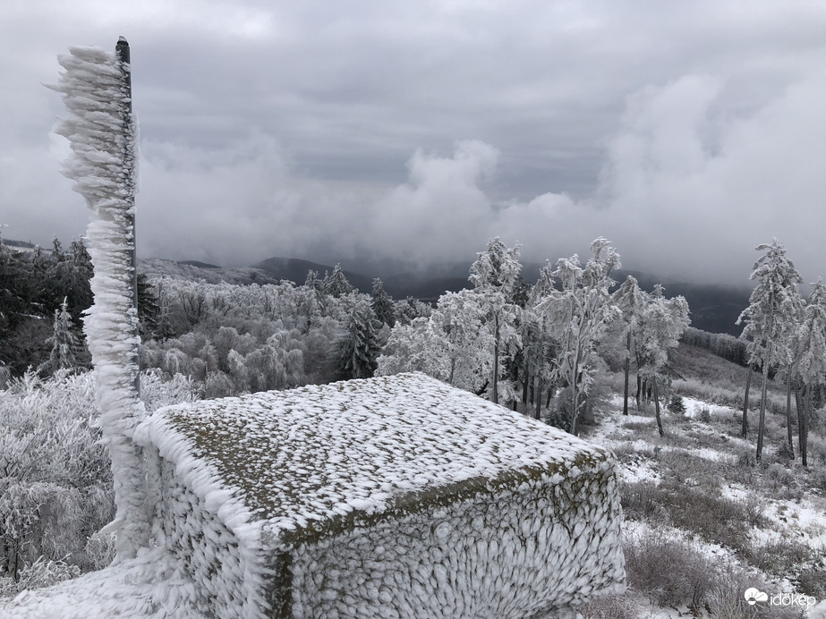 2023.01.26_Gyönyörű zúzmara képződés a Kőszegi-hegyen 650 méter felett. Szélcsend, -3 C fok, 20 cm hó.