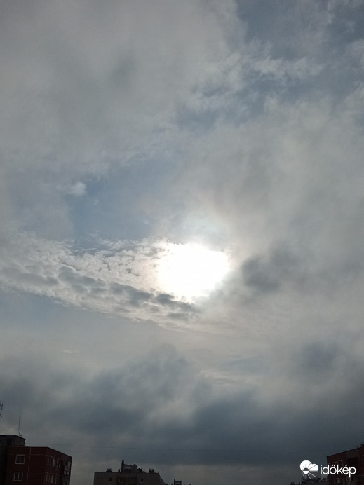 Néhány pillanatig kisütött