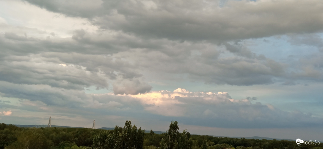 Átsodródott Pestre, nálunk (Budán) csak pár csepp esett