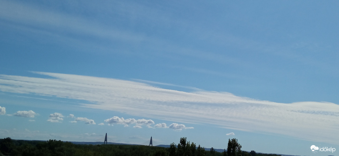 Apró változtatást eszközölt a festő (kis gomolyok)