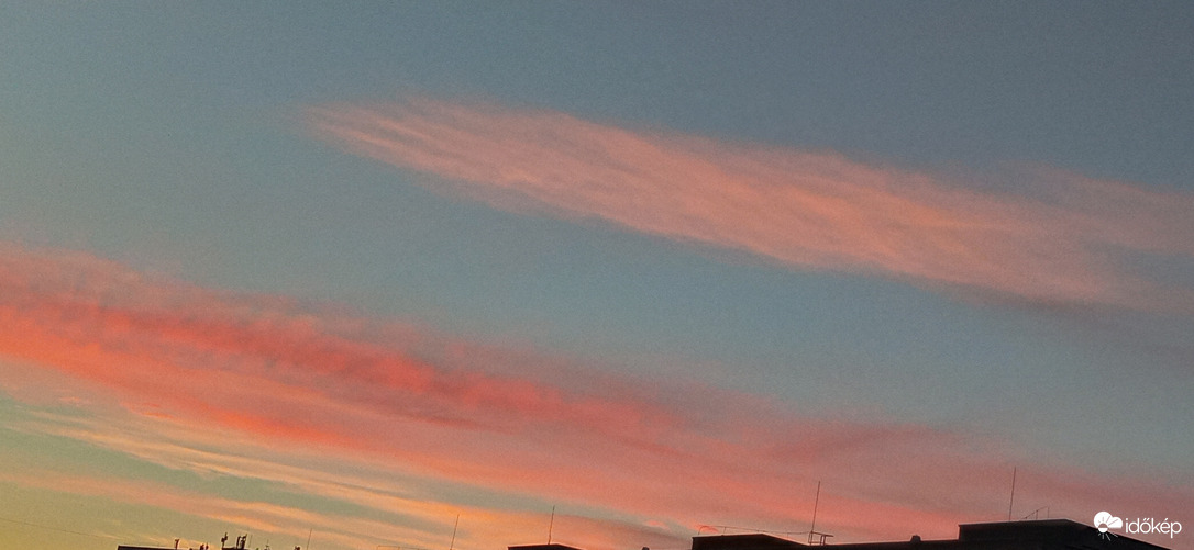 Szép színű égbolt naplementekor 20:50