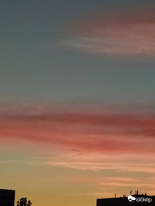 Szép színű égbolt naplementekor 20:50