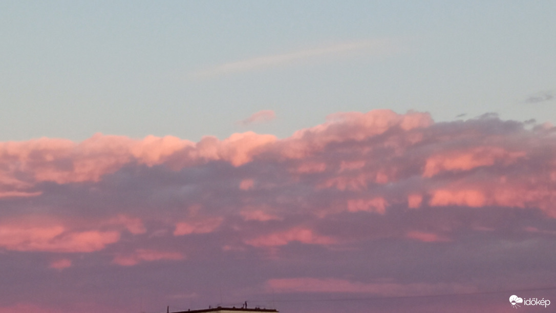 Sokan megörökítettük ezt a felhőzetet fél kilenc tájban :) 