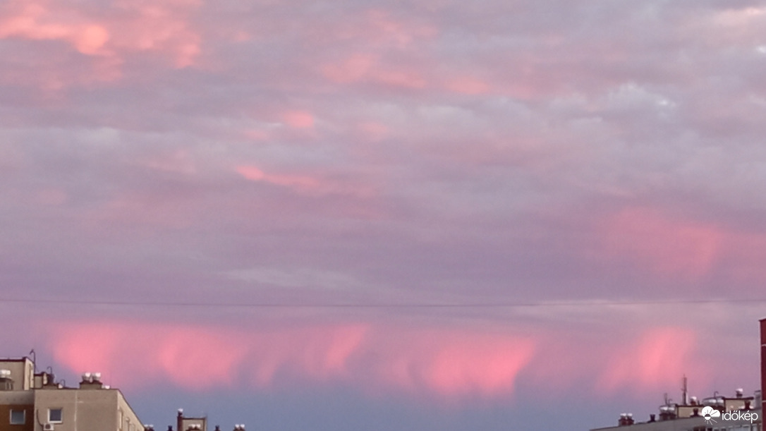 Felhőzet, ami nyugatról keletre vonul a Csepel sziget déli részén és még délebbre, fél kilenc tájban 