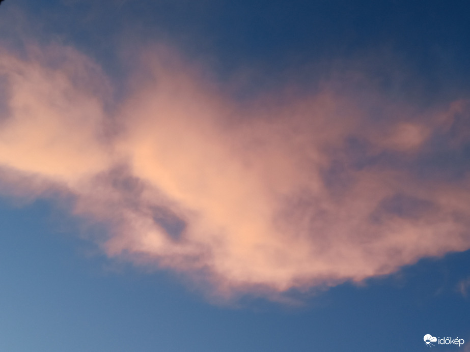 Napnyugta idején a felhők