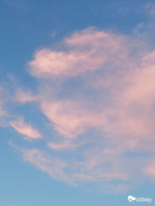 Napnyugta idején a felhők