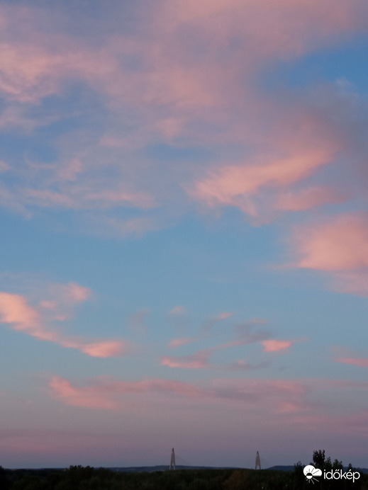 Napnyugta idején a felhők