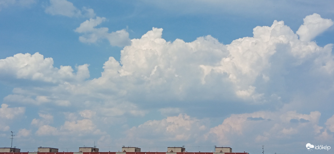 Távoli felhők észak felé Budapestről 