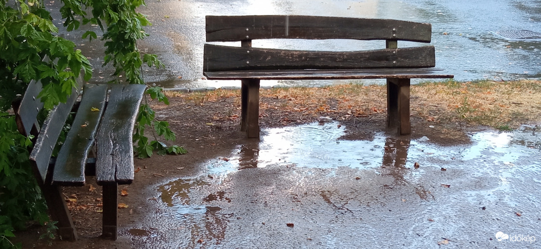 Budapest északi részén Budán, 13 és 14 óra között esett az eső és dörgött időnként 