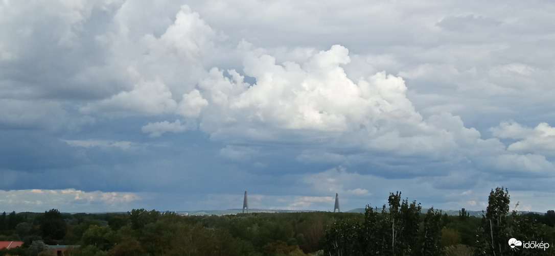 Budapestről fotózva; Valahol messze esik az eső, észak felé 