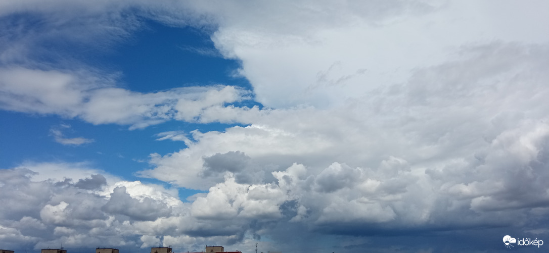 Budapestről fotózva; Valahol messze esik az eső, észak felé 