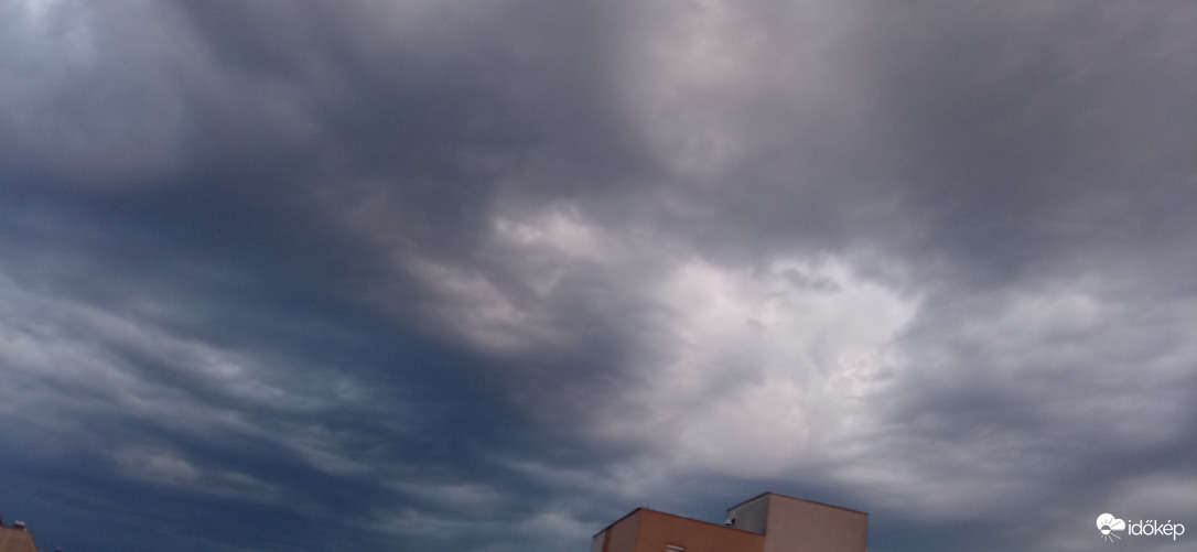 Budapest - percek kérdése az eső a viharos szél megjött 