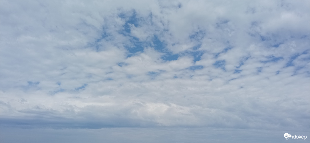 Észak, észak-nyugat felé az ég 