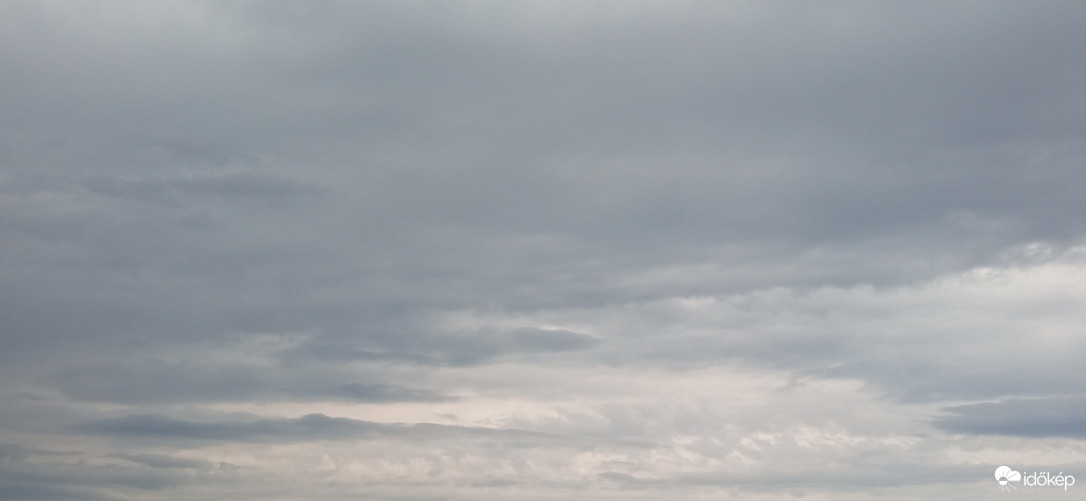 Egyre sötétebb az ég, nagyon gyenge szitálás.. 