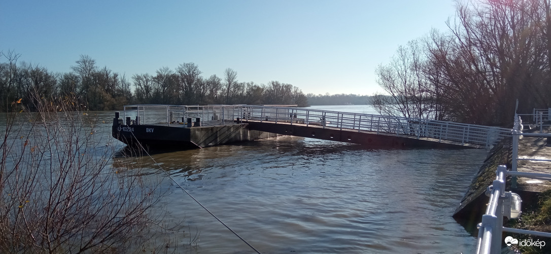 Az áradó Duna Pünkösdfürdőnél 