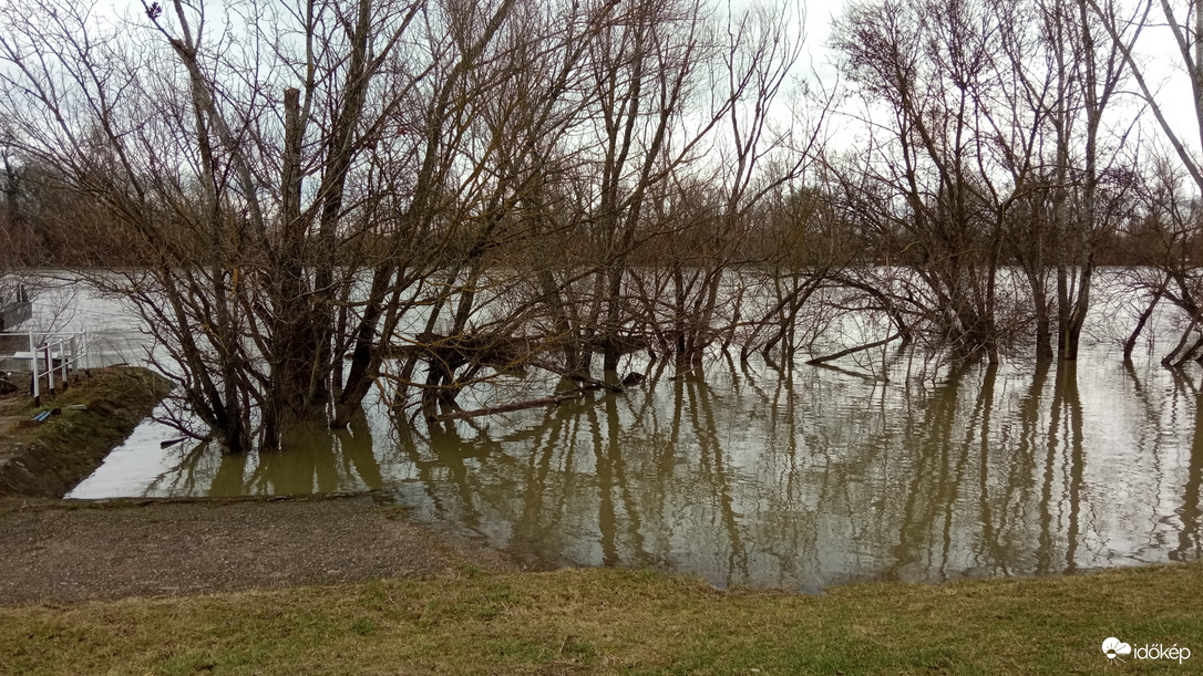 December 25-ei Duna, Pünkösdfürdőnél 