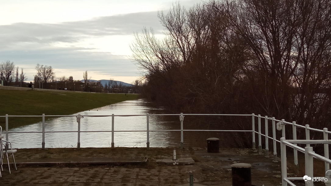 December 25-ei Duna, Pünkösdfürdőnél 