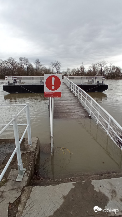 December 25-ei Duna, Pünkösdfürdőnél 