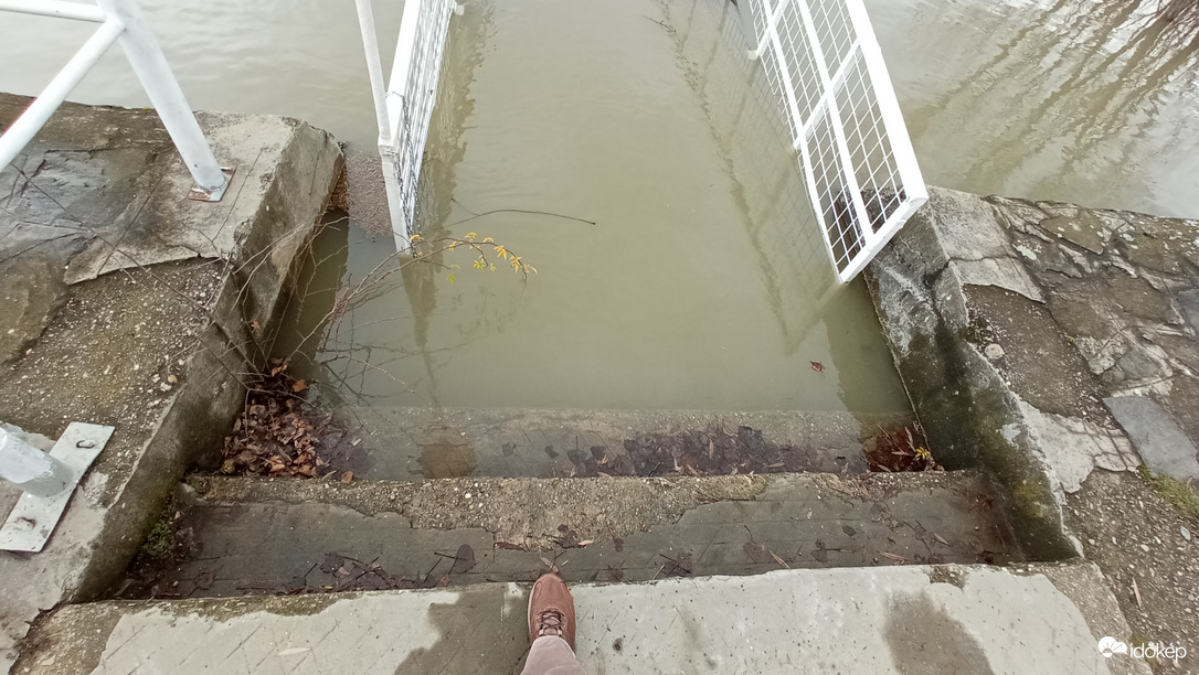 December 25-ei Duna, Pünkösdfürdőnél 