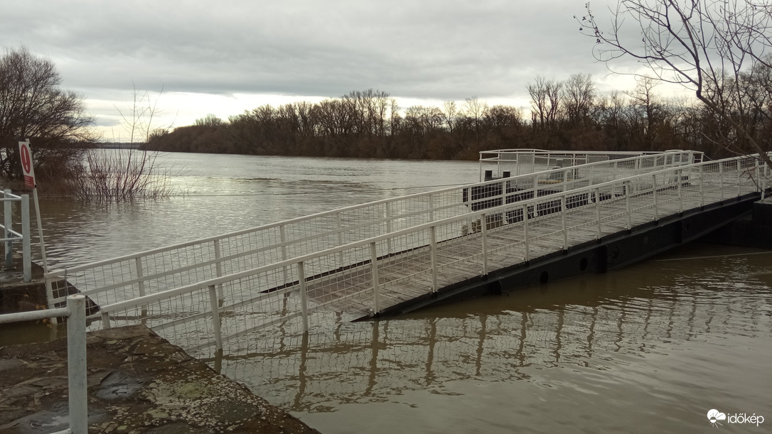 December 25-ei Duna, Pünkösdfürdőnél 