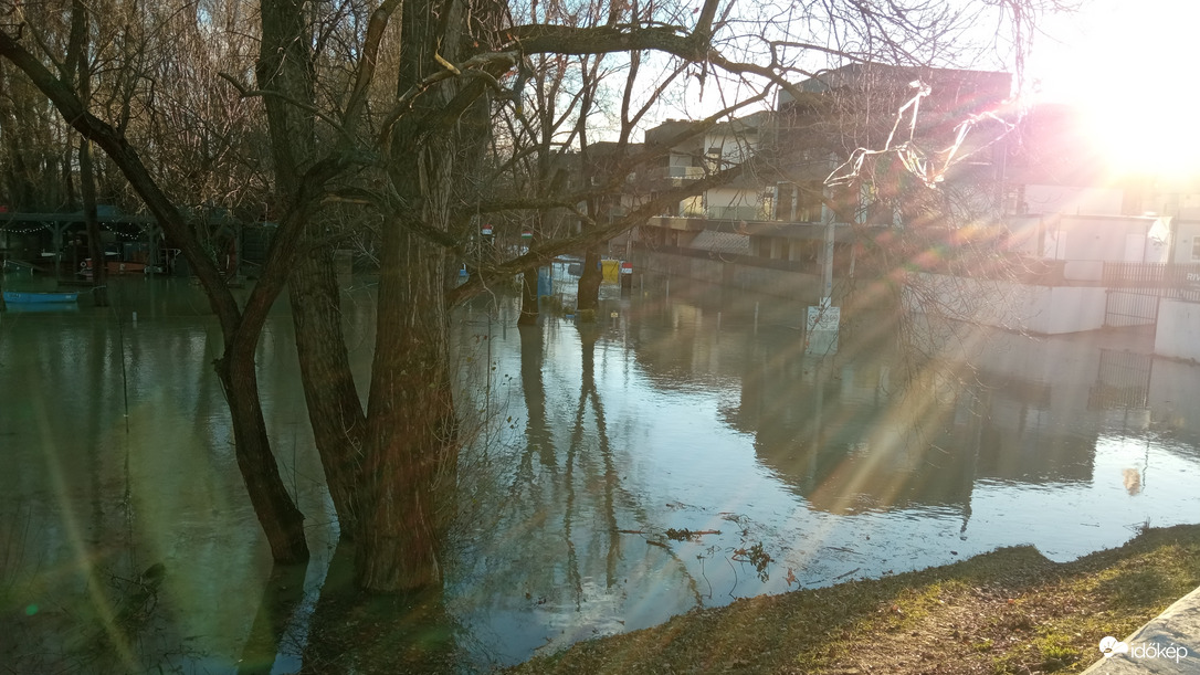 December 26-ai Duna, Pünkösdfürdőnél 