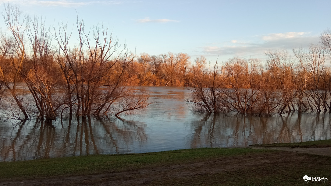 December 26-ai Duna, Pünkösdfürdőnél 