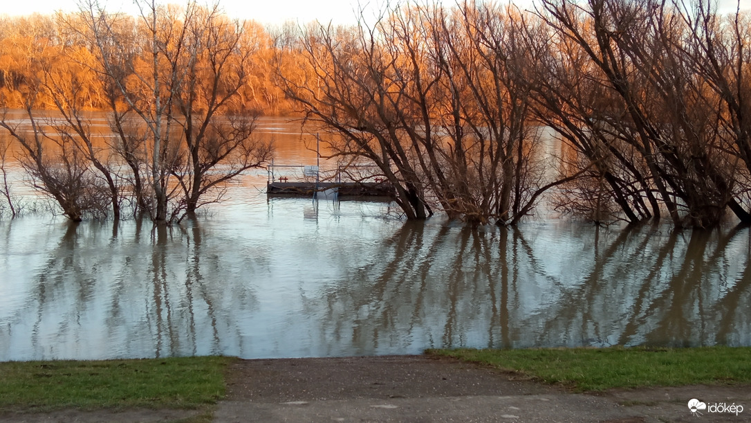 December 26-ai Duna, Pünkösdfürdőnél 