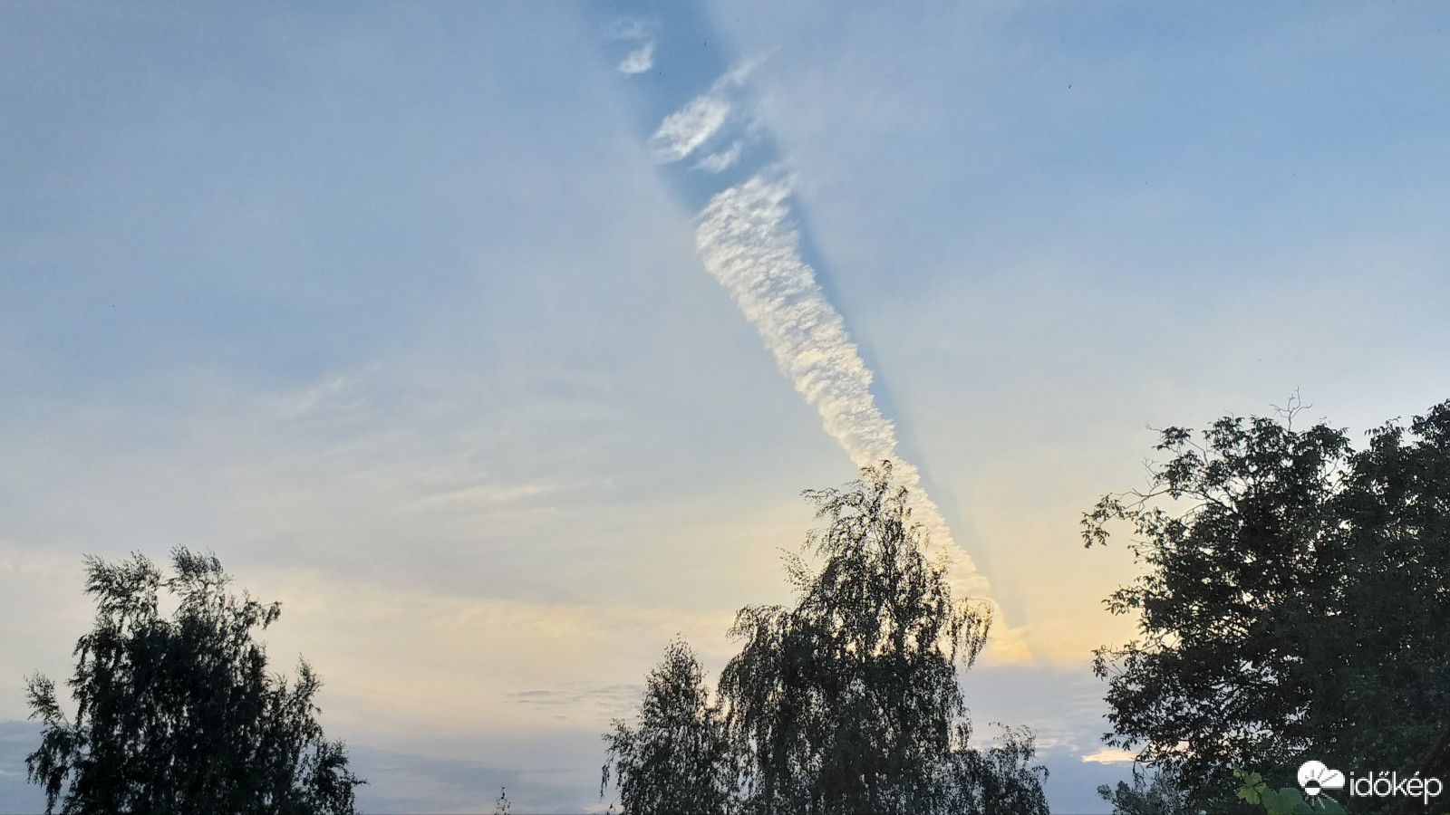 Fátyolfelhőzet- kondenzcsík- napfény